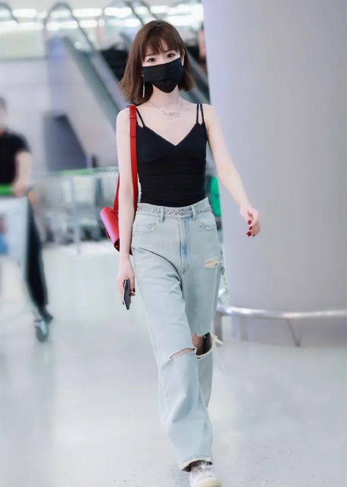 图文 毛晓彤私服还挺敢穿 黑色小吊带配破洞裤 一改甜美形象很有味 毛晓彤穿搭私服 Www Bagua5 Net