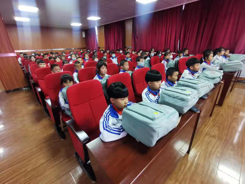 黑龙江拜泉县爱在六一情暖童心大型爱心助学活动