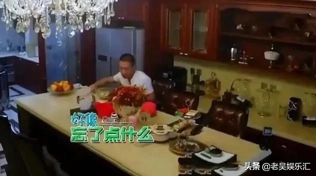 走进曹云金住的豪宅，连个餐椅都是镀金的，在