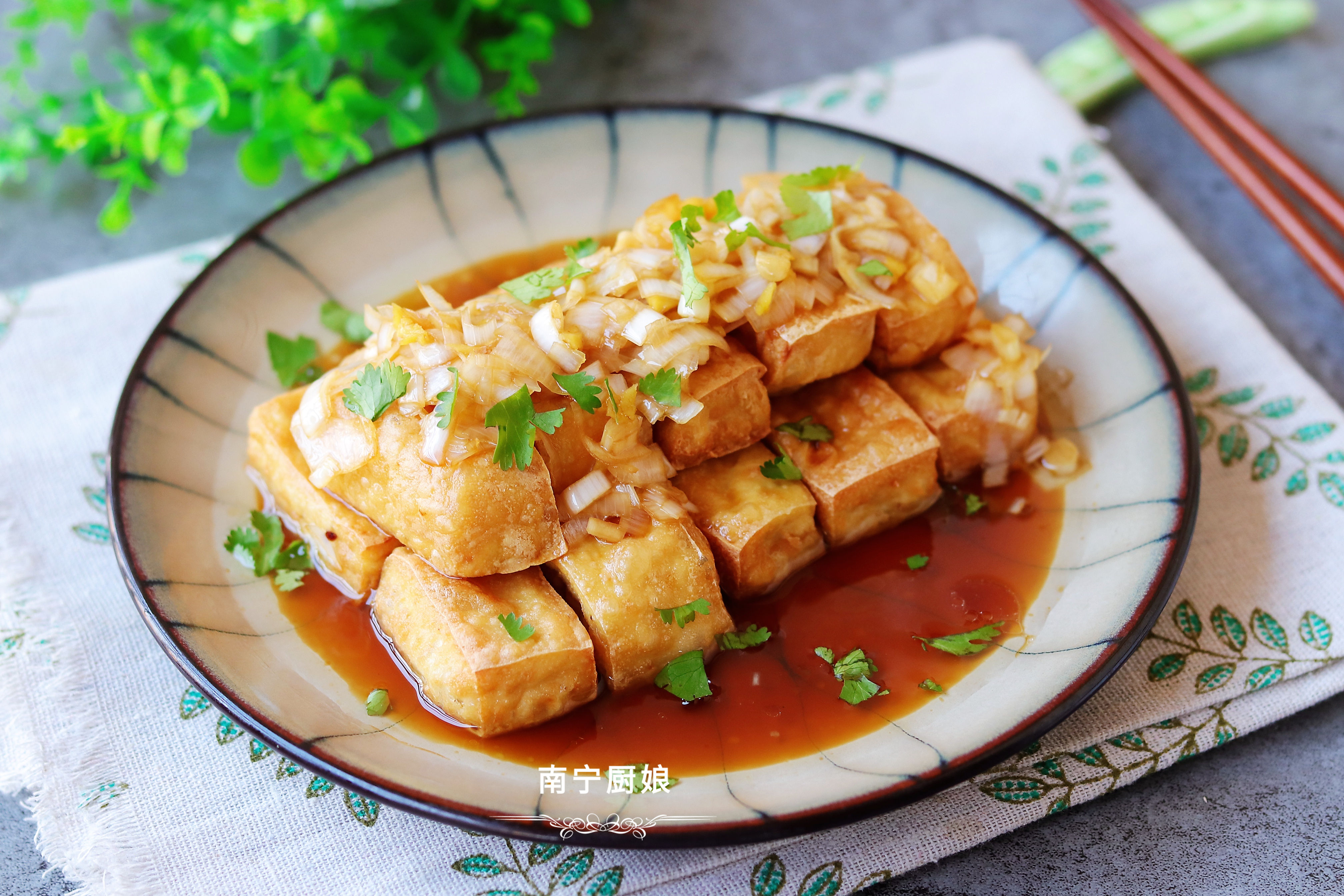 豆腐炸一炸，再和大蔥拌一拌，沒想到這麼好吃，上桌驚艷了全家人