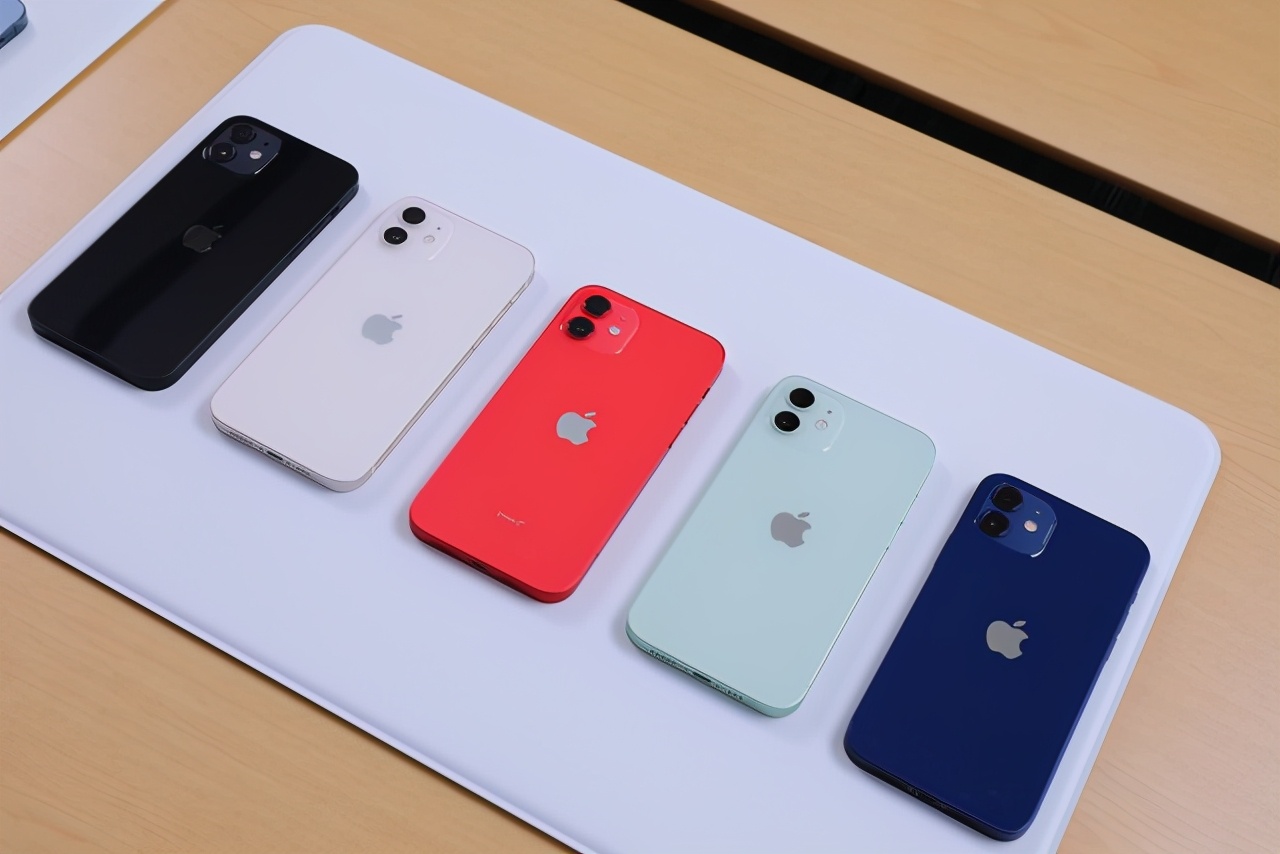 对比新旧两代iPhone，才发现iPhone 12是真的值