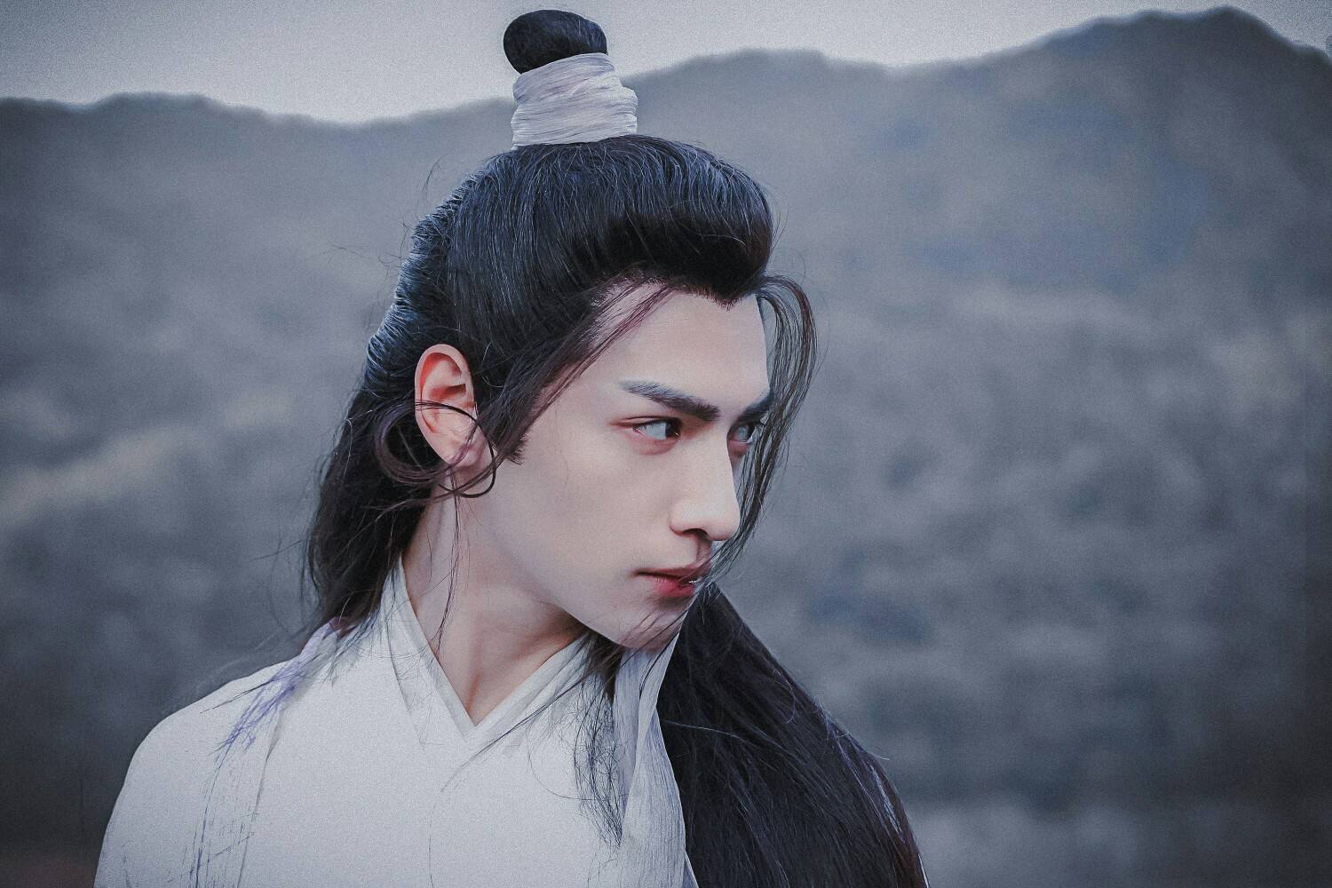 罗云熙闲鱼卖衣服被粉丝嫌弃皱皱巴巴，当场熨