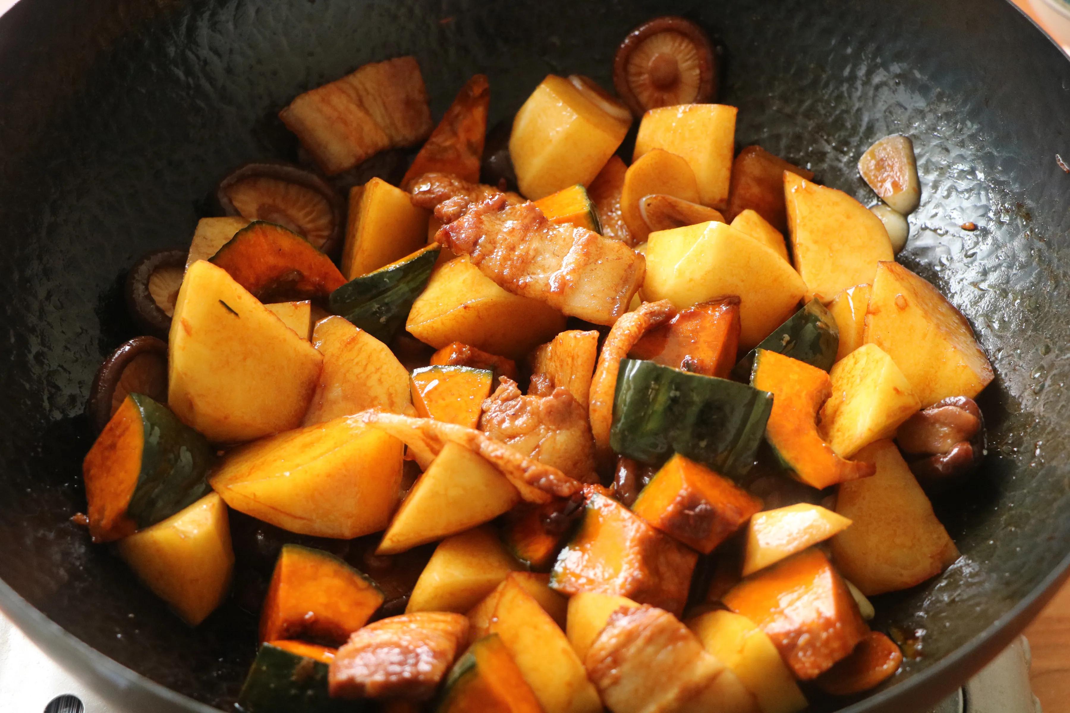 天太热不想炒菜，试试这样的一锅炖，不需要米饭，一人一碗超过瘾