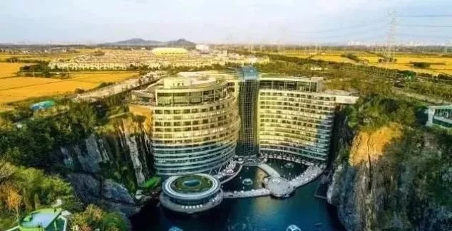 日本人挖了88米大坑，中国耗资20亿填补8年，不料