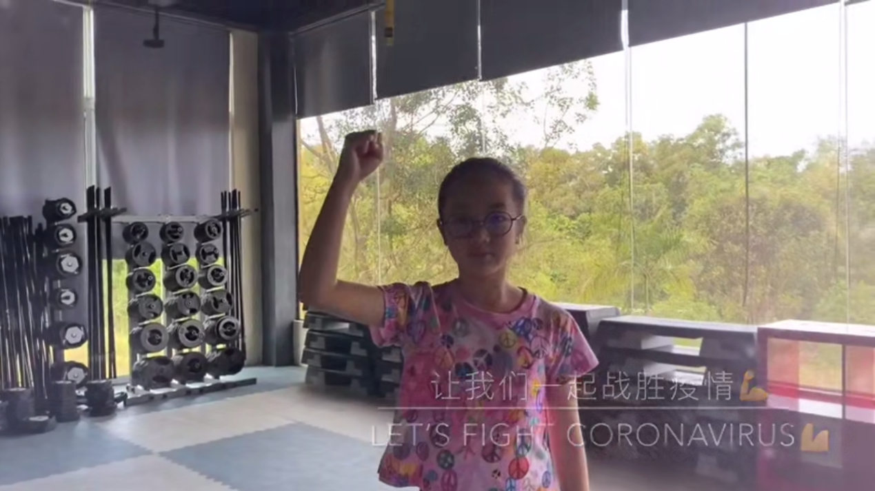 吳尊女兒不得了，穿運動裝隨手一個前撐翻，穿衣時髦功夫也很棒