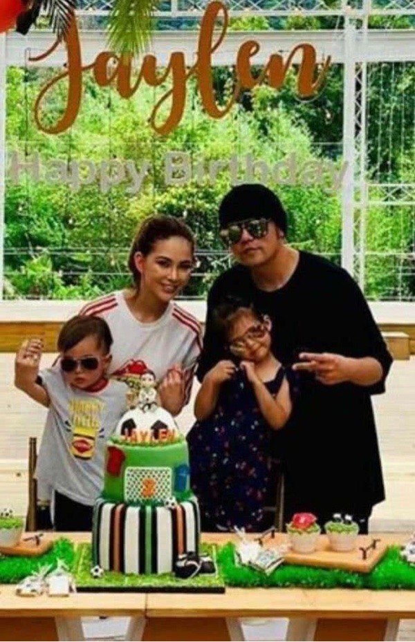 周杰倫女兒學習小提琴，長捲髮淑女樣超可愛，房間佈置豪華溫馨