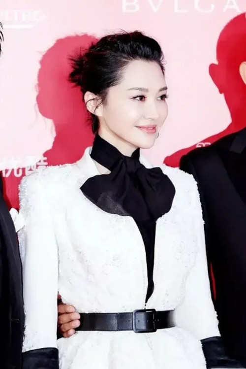 52岁许晴素颜走机场 黑色针织衫显少女身材 帽子