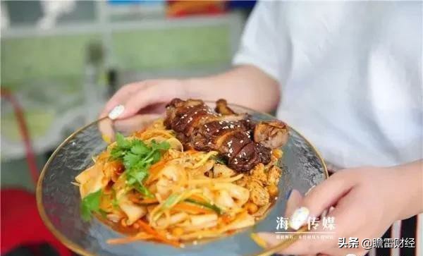 90后美女卖凉皮，配料独特，两月开上宝马，3年