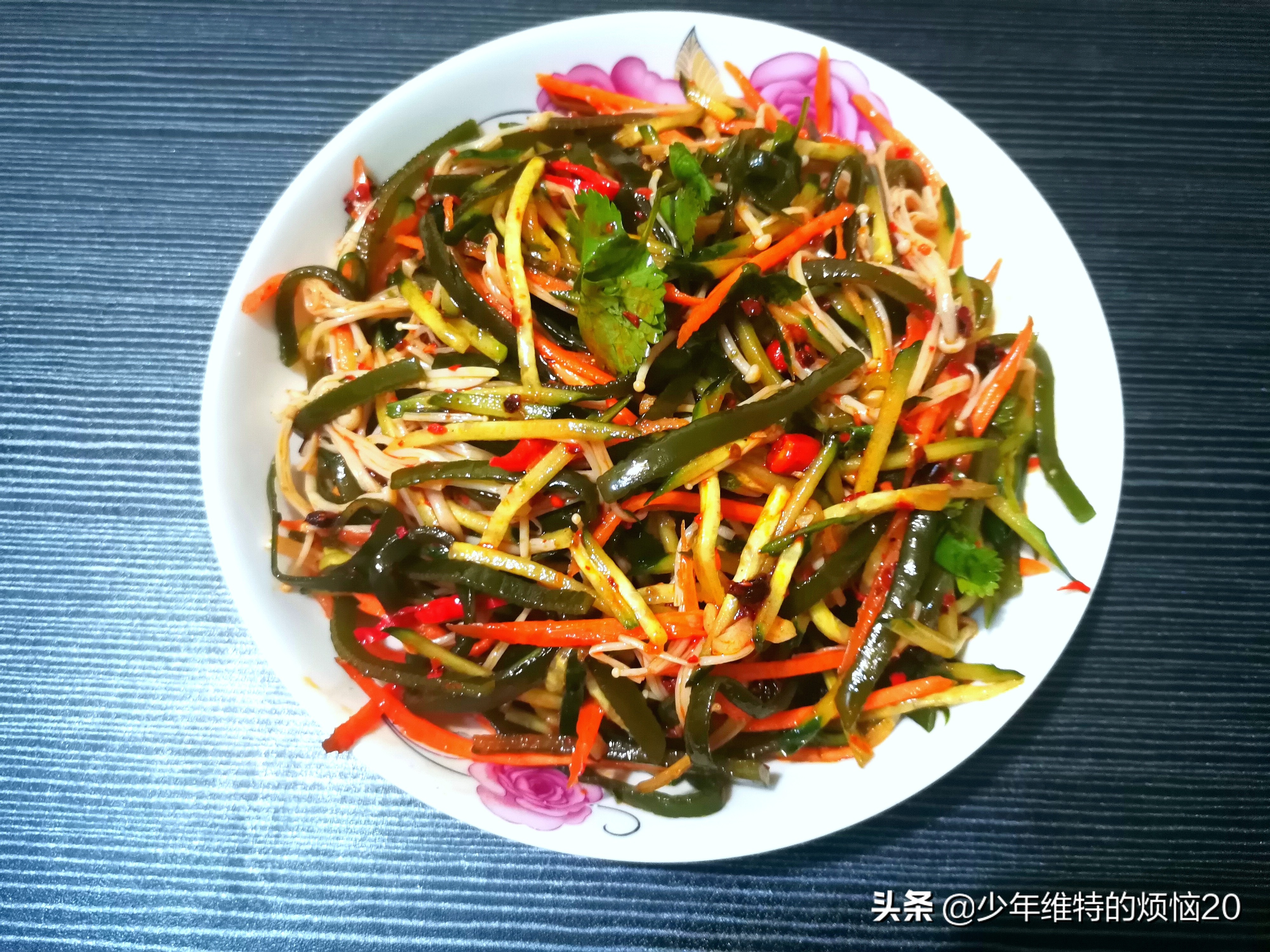 After the cold dew, I am greeted by this cold dish, which is mixed with 4 kinds of ingredients. It is sour and spicy and refreshing.