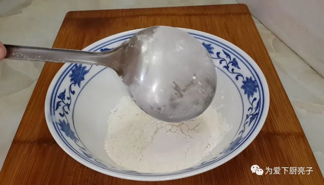 烙千層餅時，切記不要放小蔥，教你一招柔軟勁道，吃著真過癮