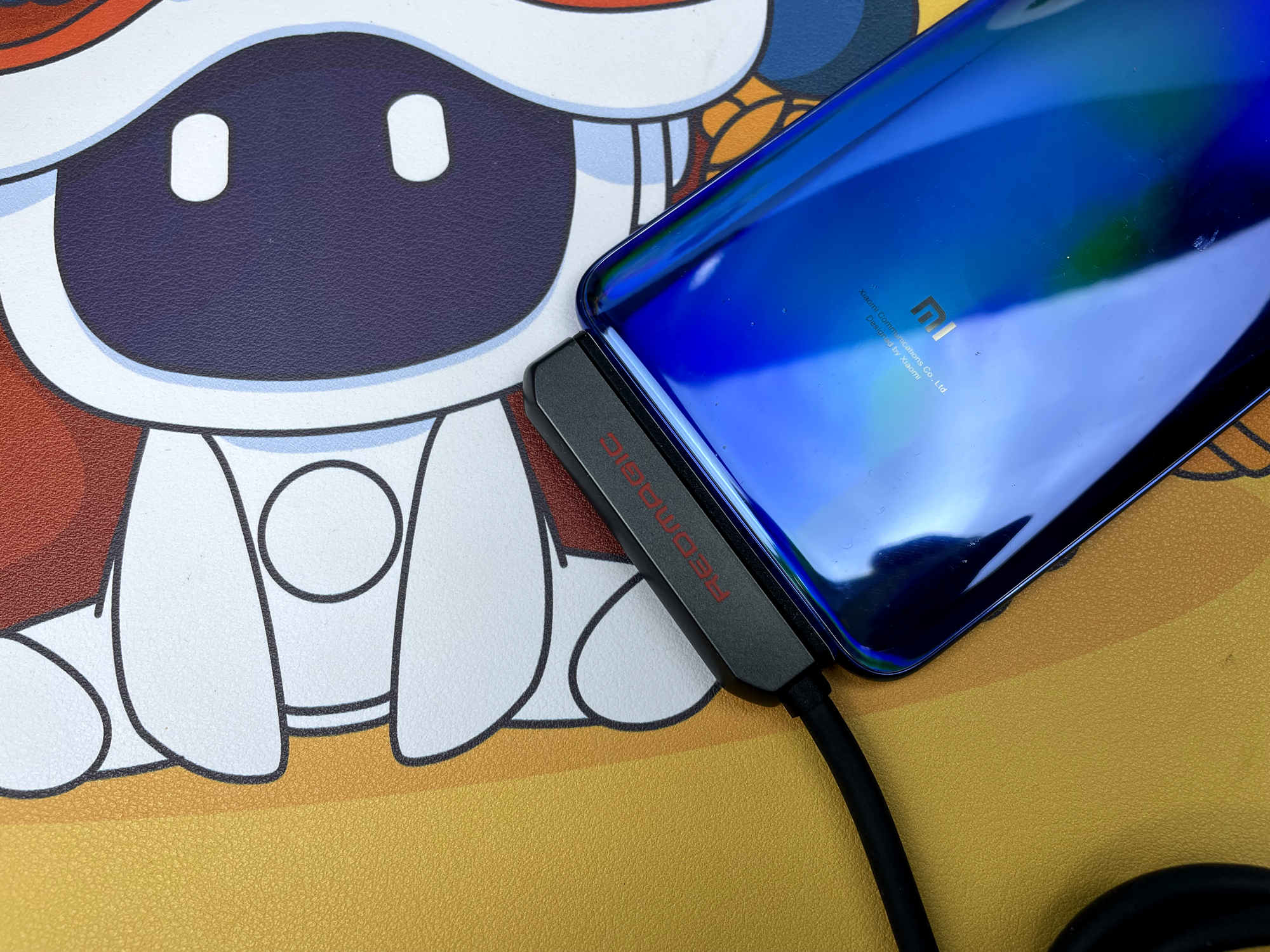 充电、投屏、听声三不误，红魔手游拓展坞