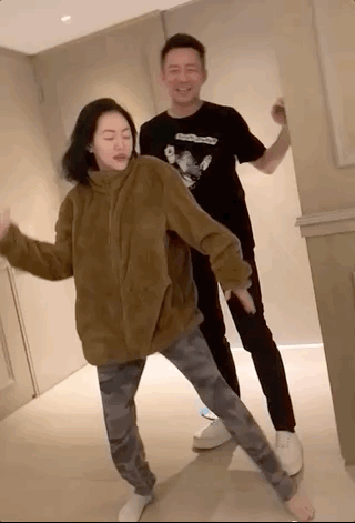 小s在姐夫身前熱舞，頭髮甩到汪小菲臉上，襪子被踩掉仍淡定繼續