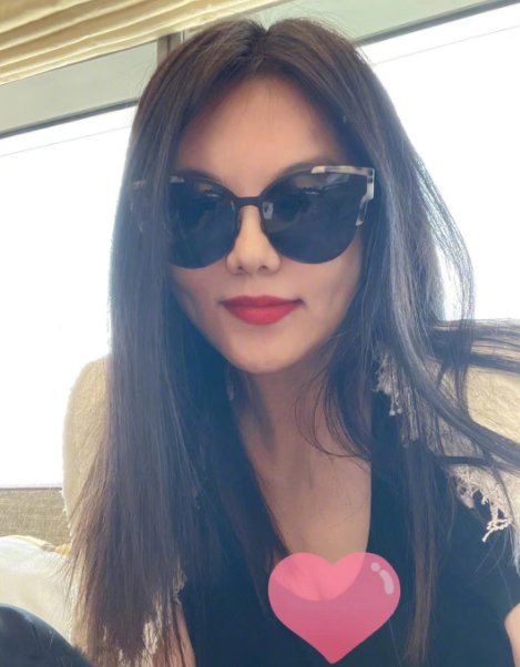 李湘现身夜店嗨翻天，晒奢华珠宝价值不菲，瘦出尖下巴酒窝好迷人