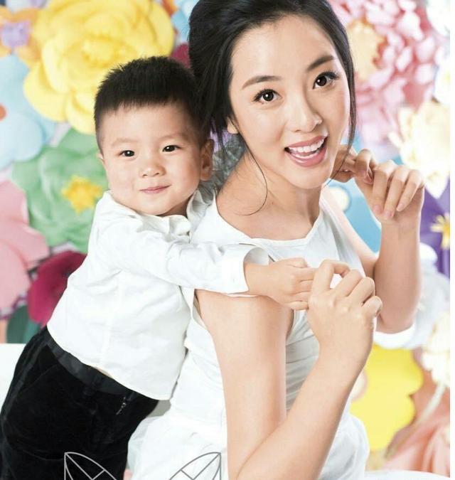 “央视花旦”李思思：嫁大学同学，3年生2子，婚