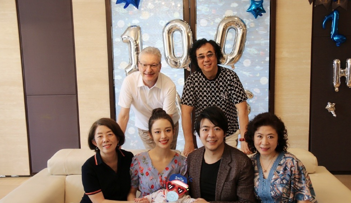 吉娜高調曬兒子百天照，一家7口同框笑容滿面，吉娜父母罕見出鏡