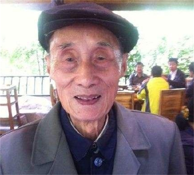 一泡尿，送走一名日本高级指挥官，中国老兵42年后才知自己立大功