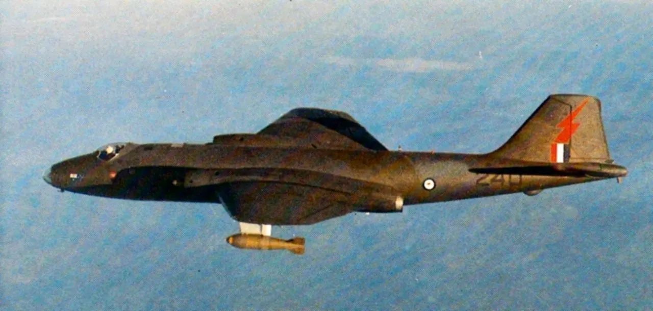 美軍裝備中少見的外國(guó)轟炸機(jī)，服役30年，至今仍在做貢獻(xiàn)