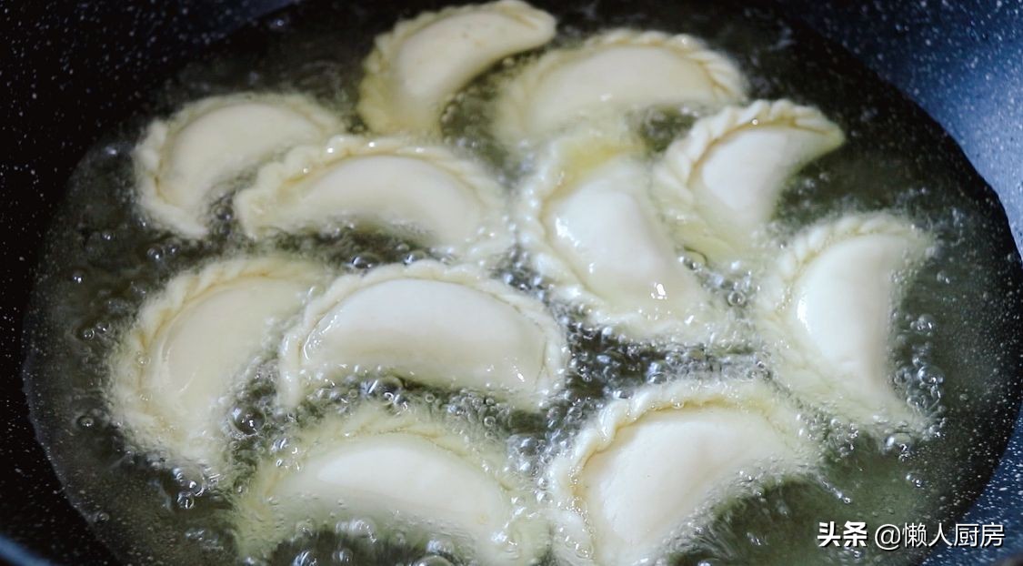 過年做這道小吃，包滿花生餡，寓意錢包滿，是招待客人必備的食品