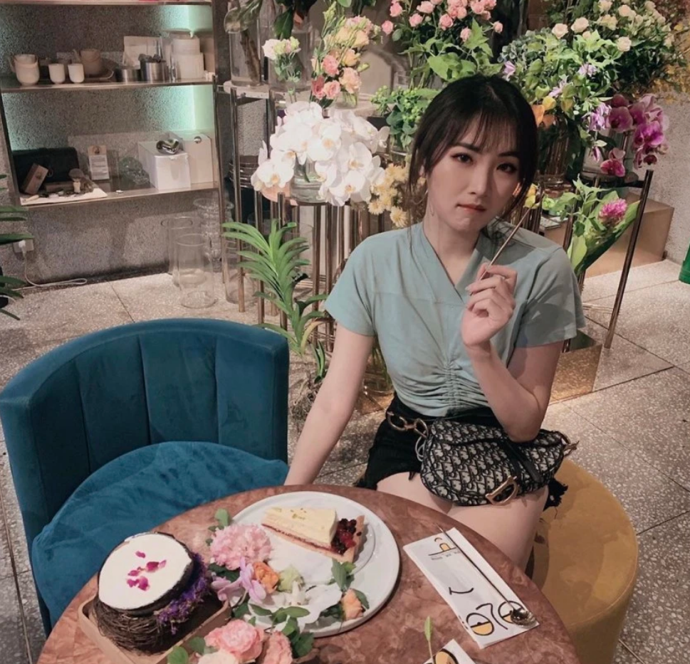 孟晚舟还在远方，妹妹姚安娜却要出道？她们相