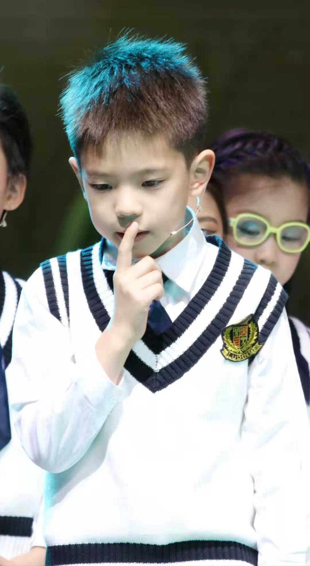 霍思燕生二胎，嗯哼和一个小女孩同框，有没有可能是他的妹妹？