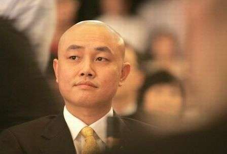 潮汕穷小伙，35岁成中国首富，入狱10年，身价200亿，凭啥