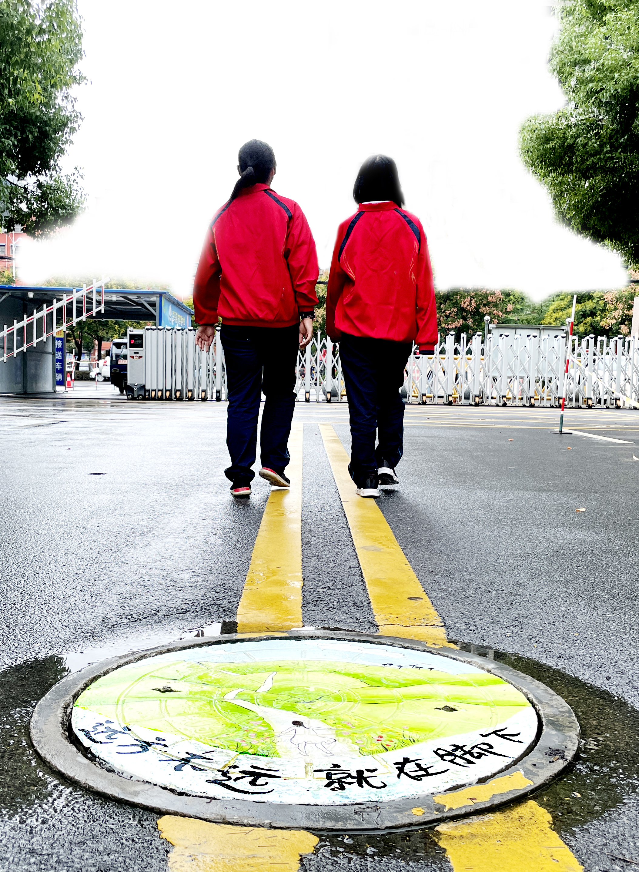“井上添畫”傳遞美好向上力量——駐馬店市實(shí)驗(yàn)中學(xué)手繪創(chuàng)意井蓋扮靚校園