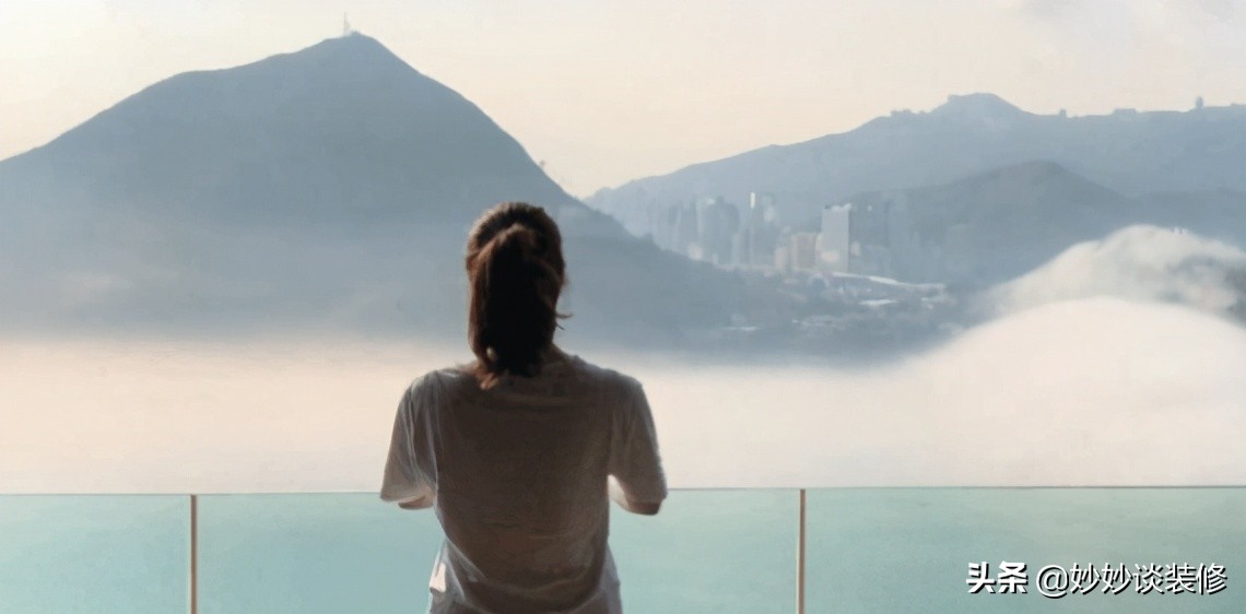 模範夫妻張智霖袁詠儀的家，室外景色霧中云裡，有種隱居式的生活