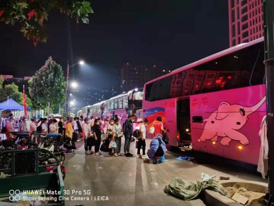 今天凌晨，郑州市六院1000多名医患连夜转移