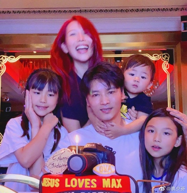 蔡少芬曬全家福為老公慶生，張晉變人形挂件，老婆孩子環繞超幸福