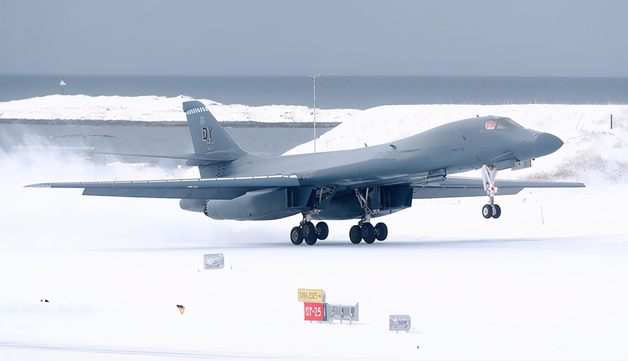 美国B-1B轰炸机首降北极圈！在雪地中“滑行”，