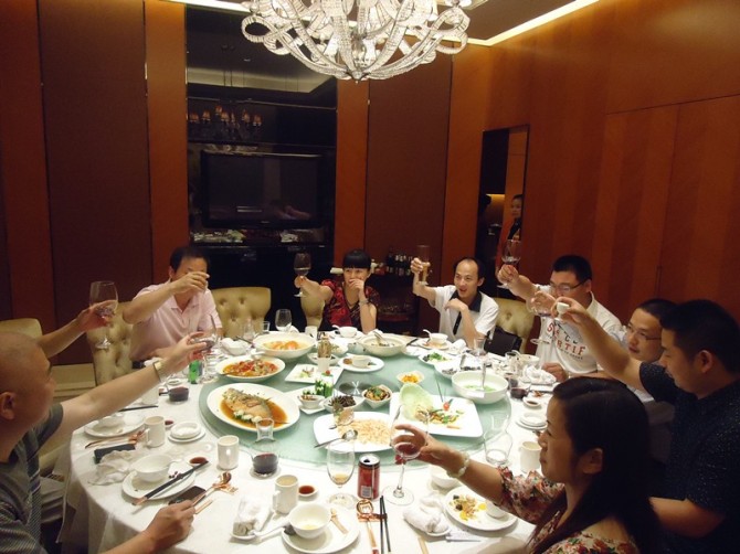 饭局上领导让大家敞开喝，一员工听话照做，酒