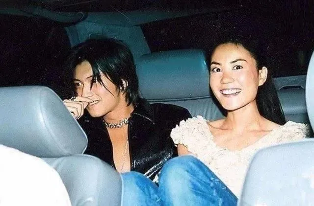 两个中年人牵个手，整个娱乐圈抖了抖