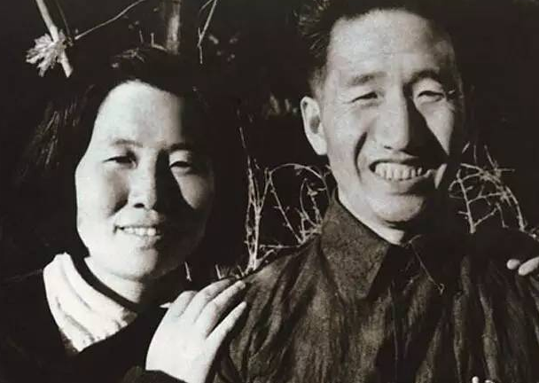 18岁当县委书记，考入黄埔军校，21岁嫁军委主席