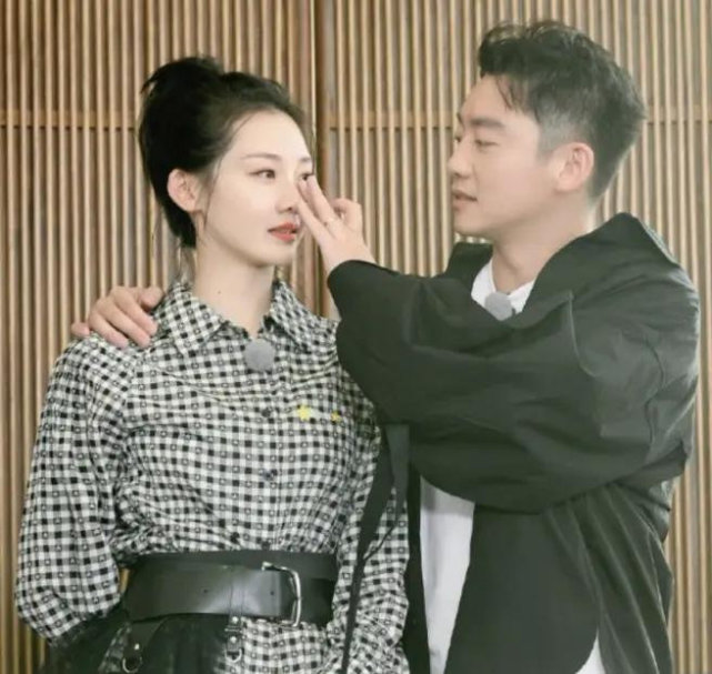 苗苗与郑恺婚后首拍婚纱大片，穿白纱秀美背，身材气质绝美无比