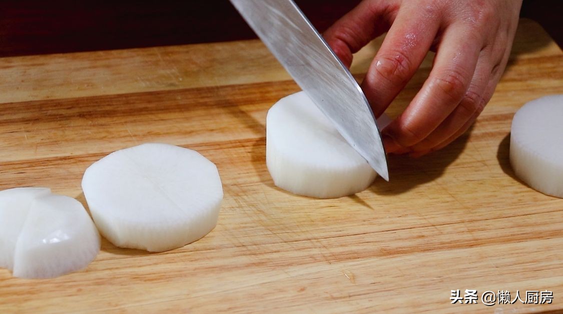 萝卜不直接吃，切成块下锅熬汤，配上火锅丸子，在家做懒人关东煮