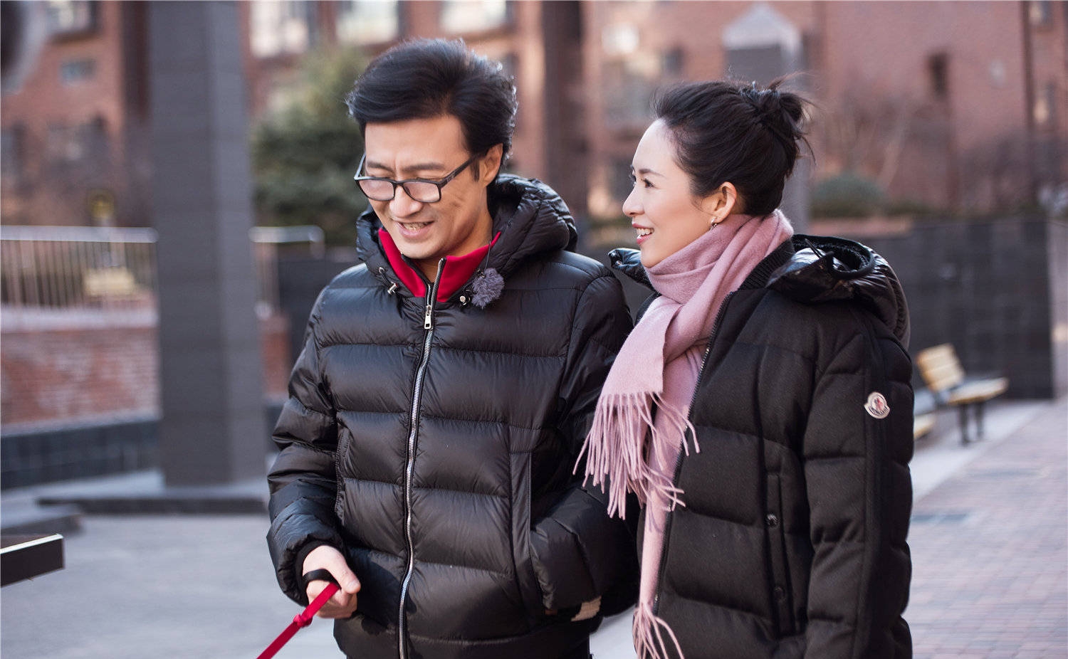 章子怡一家外出就餐，媽媽匆忙先行，汪峰帶娃抱醒醒變超級奶爸