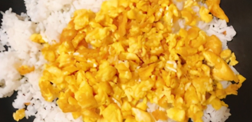 蛋炒饭是先炒蛋还是先炒饭？教你做黄金蛋炒饭，味道香甜可口