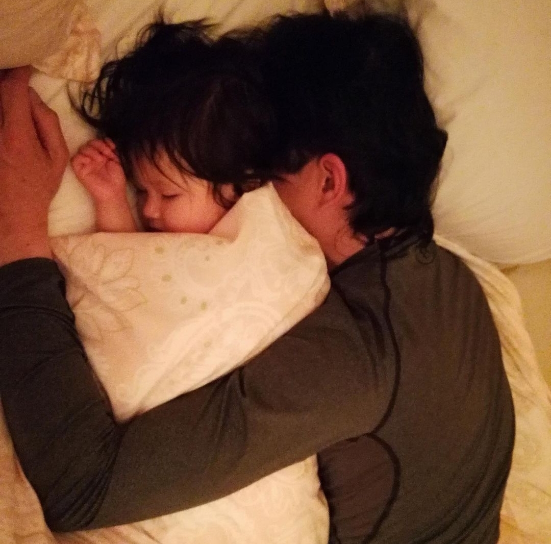 钟嘉欣晒照过父亲节，年长13岁的丈夫笑容和蔼，父子女同框像祖孙