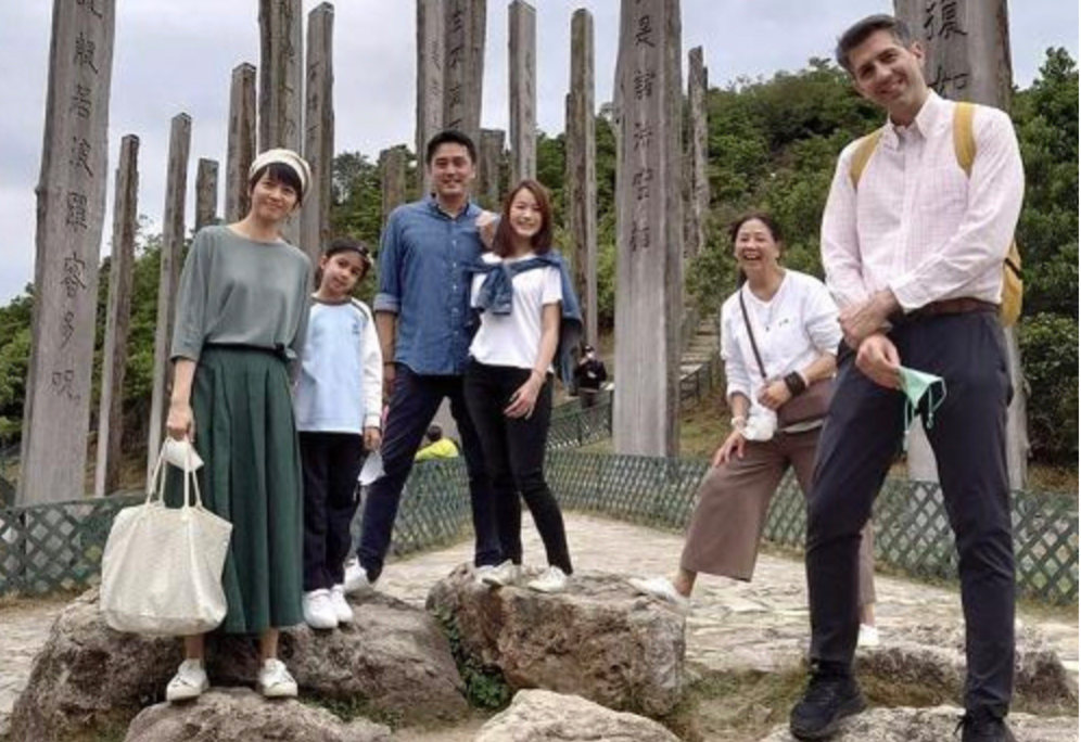 梁咏琪晒一家散步照，女儿快到母亲肩膀，侧颜鼻子高挺眼睫毛长