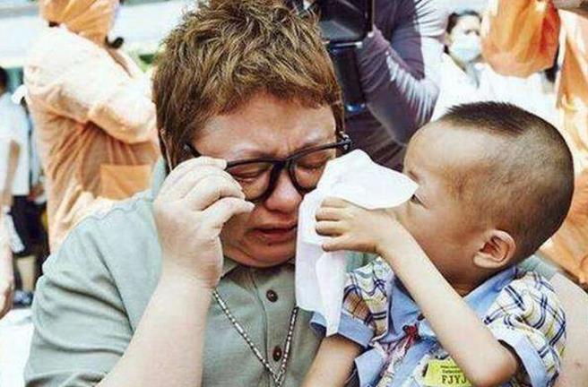 韩红：幼年丧父母亲改嫁，与王菲爱上同一男人，如今穷到令人钦佩