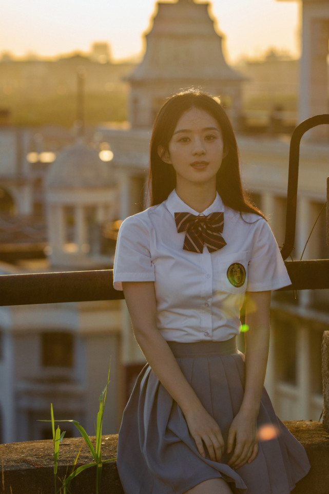 赵丽颖校服写真曝光33岁扮学生妹不违和