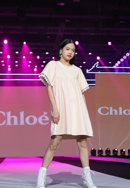 鐘麗緹13歲次女長開，與甜馨撞造型變女王，考拉“嫦娥”造型美翻
