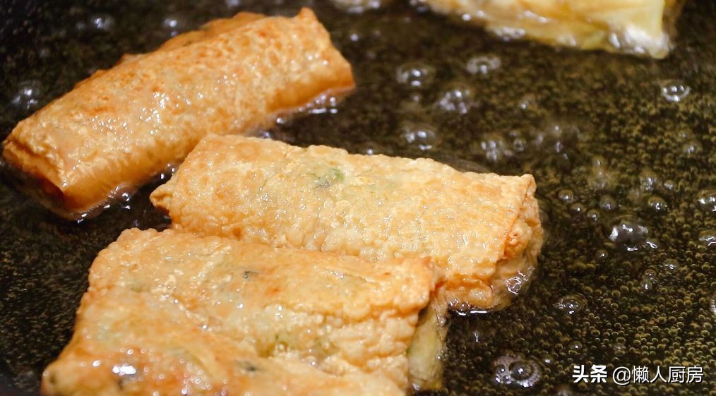 豆腐皮别只会烧汤，配上虾仁和莲藕，做成这道小吃，口感很丰富