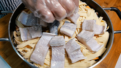 It costs 300 yuan to eat out of the stew pot, and you can make it at home for 100 yuan. Novice kitchen personnel can also make it.