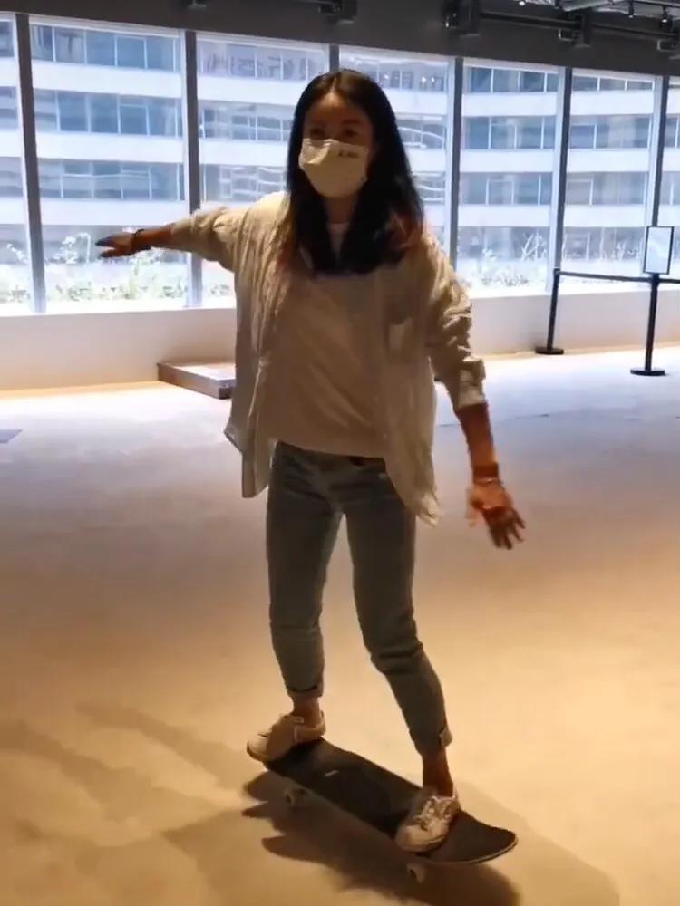 郭晶晶夫妇一起玩滑板，晶晶动作灵活，霍启刚动作笨拙搞笑很可爱