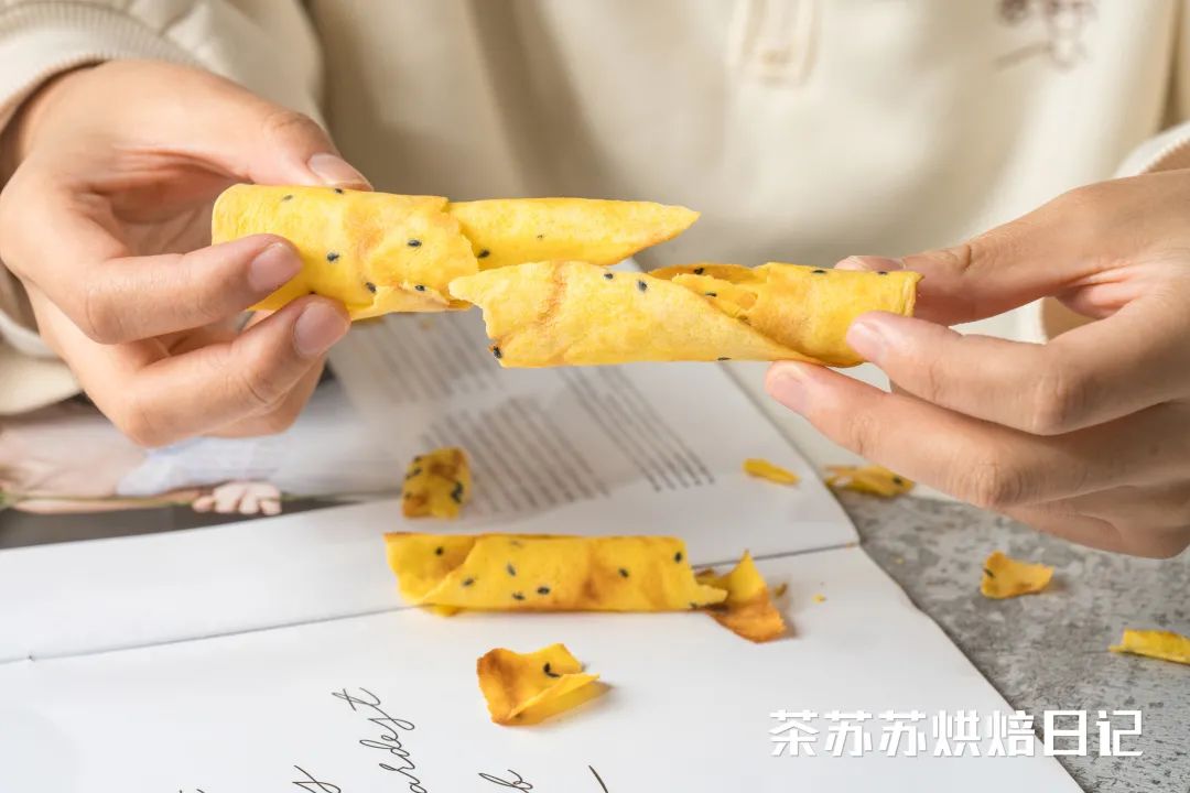 3個雞蛋加碗麵粉！ 攪和攪和，輕鬆一烙，酥脆的蛋捲就出來了