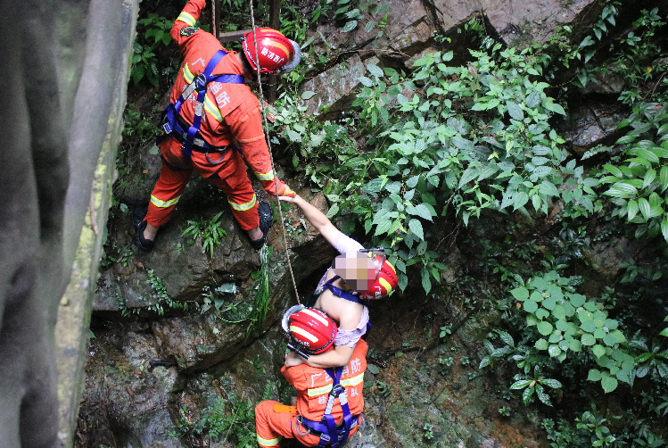 现场 | 灵川神岭瀑布风景区游客坠崖动弹不得，