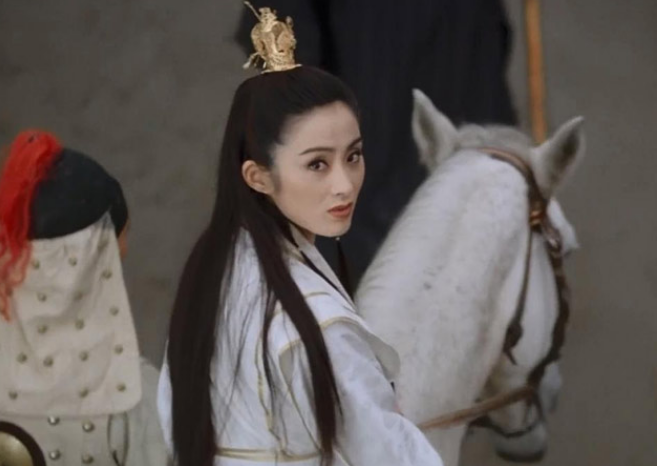 52岁星女郎张敏瘦脱相，脸颊凹陷似