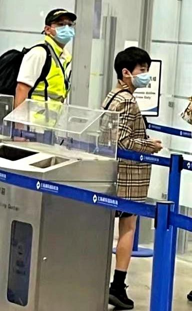 張柏芝罕帶仨兒走機場，長子高冷似謝霆鋒，幼子正臉曝光太像老二
