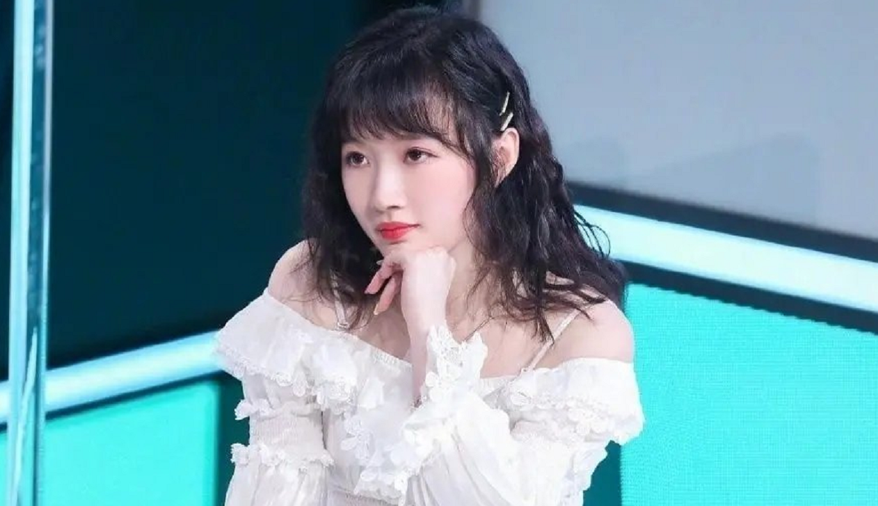 《快本》的她被批情商低？何炅都束手无策，网友：一定是走后门了